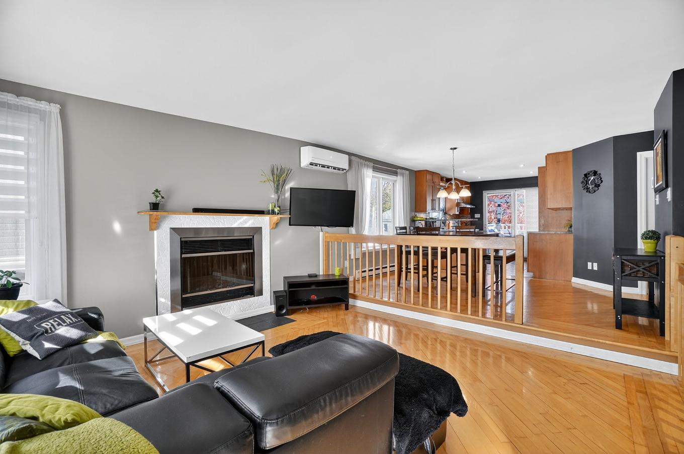 Living room - 12 Rue De Lorne, Blainville, QC - Indoor Photo Showing Living Room With Fireplace