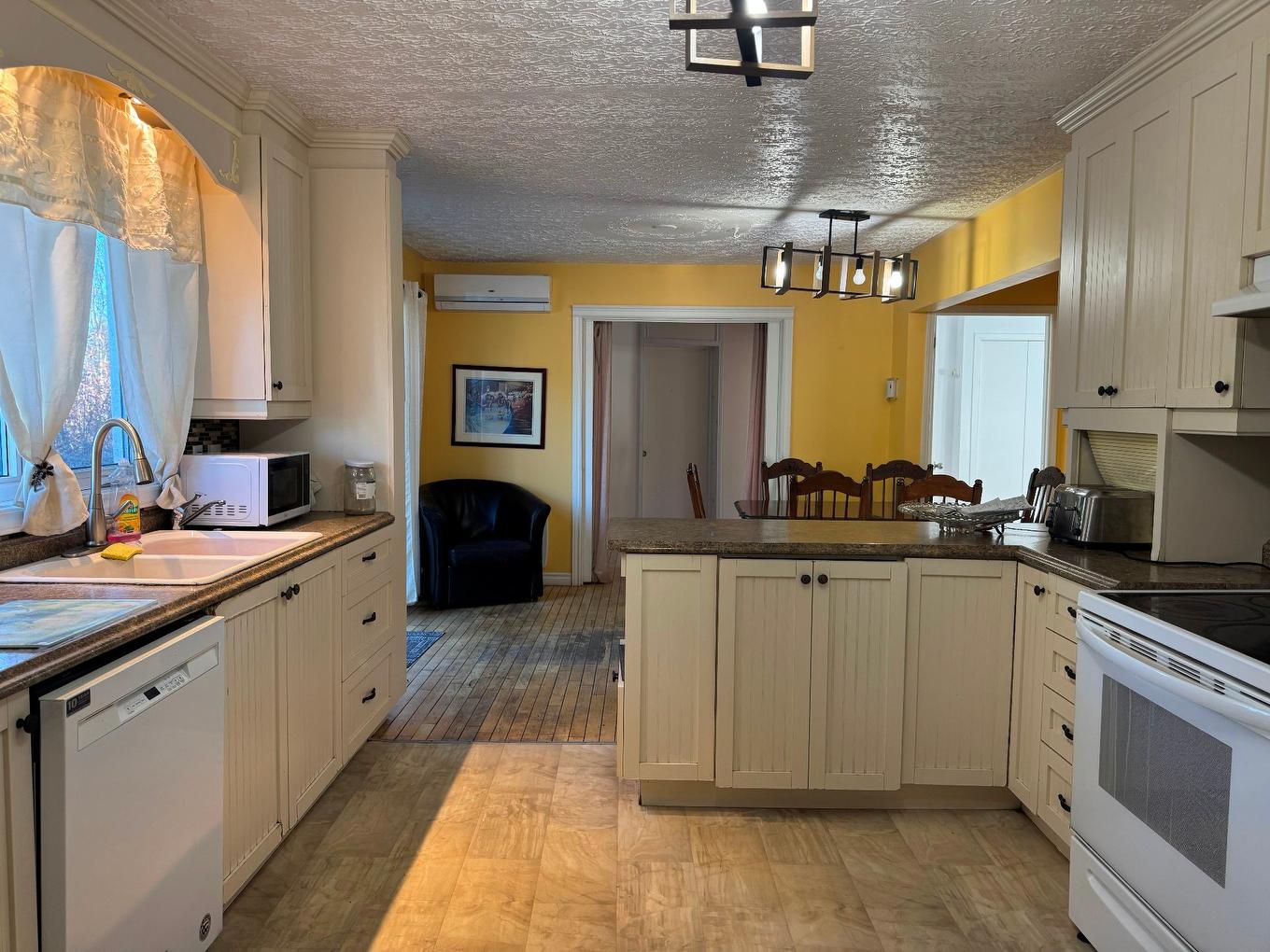 Cuisine - 547 Mtée Du Sourire, Rouyn-Noranda, QC - Indoor Photo Showing Kitchen