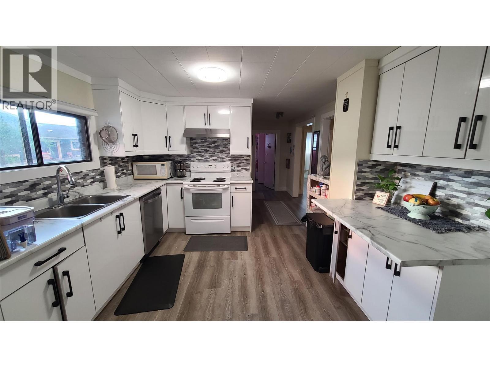 6488 Wolfcub Place, Oliver, BC - Indoor Photo Showing Kitchen With Double Sink