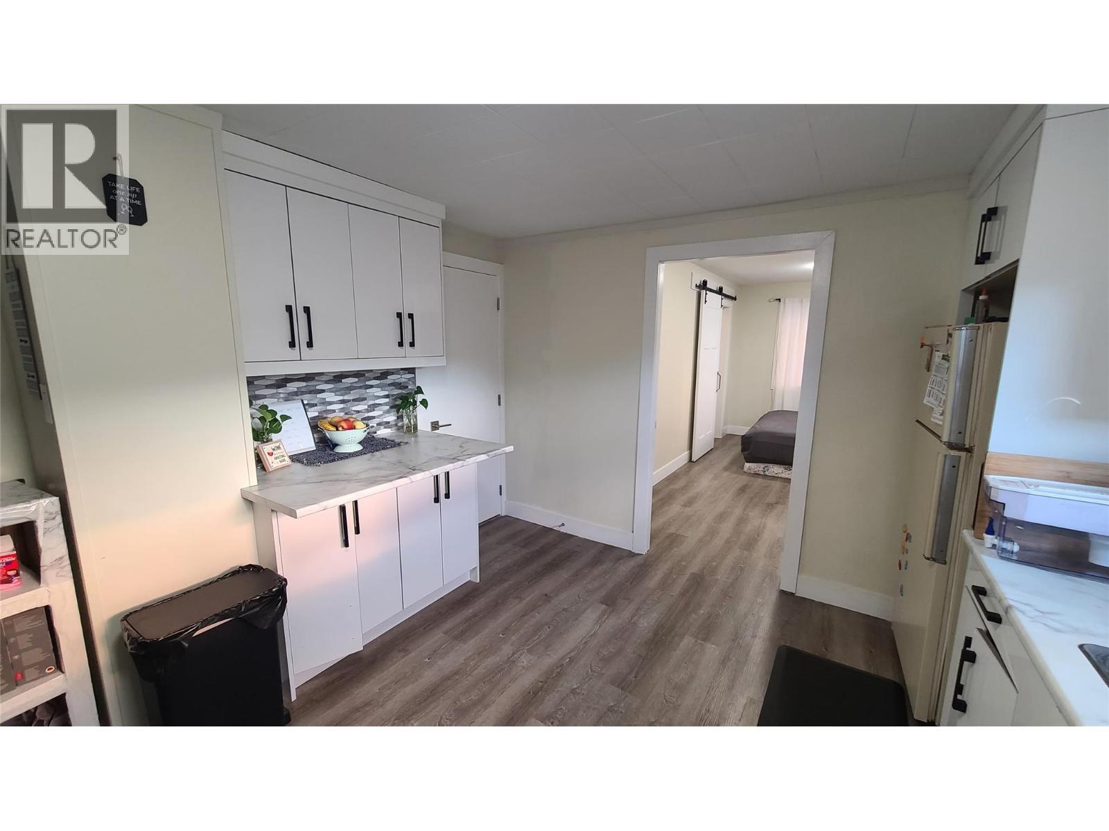 6488 Wolfcub Place, Oliver, BC - Indoor Photo Showing Kitchen