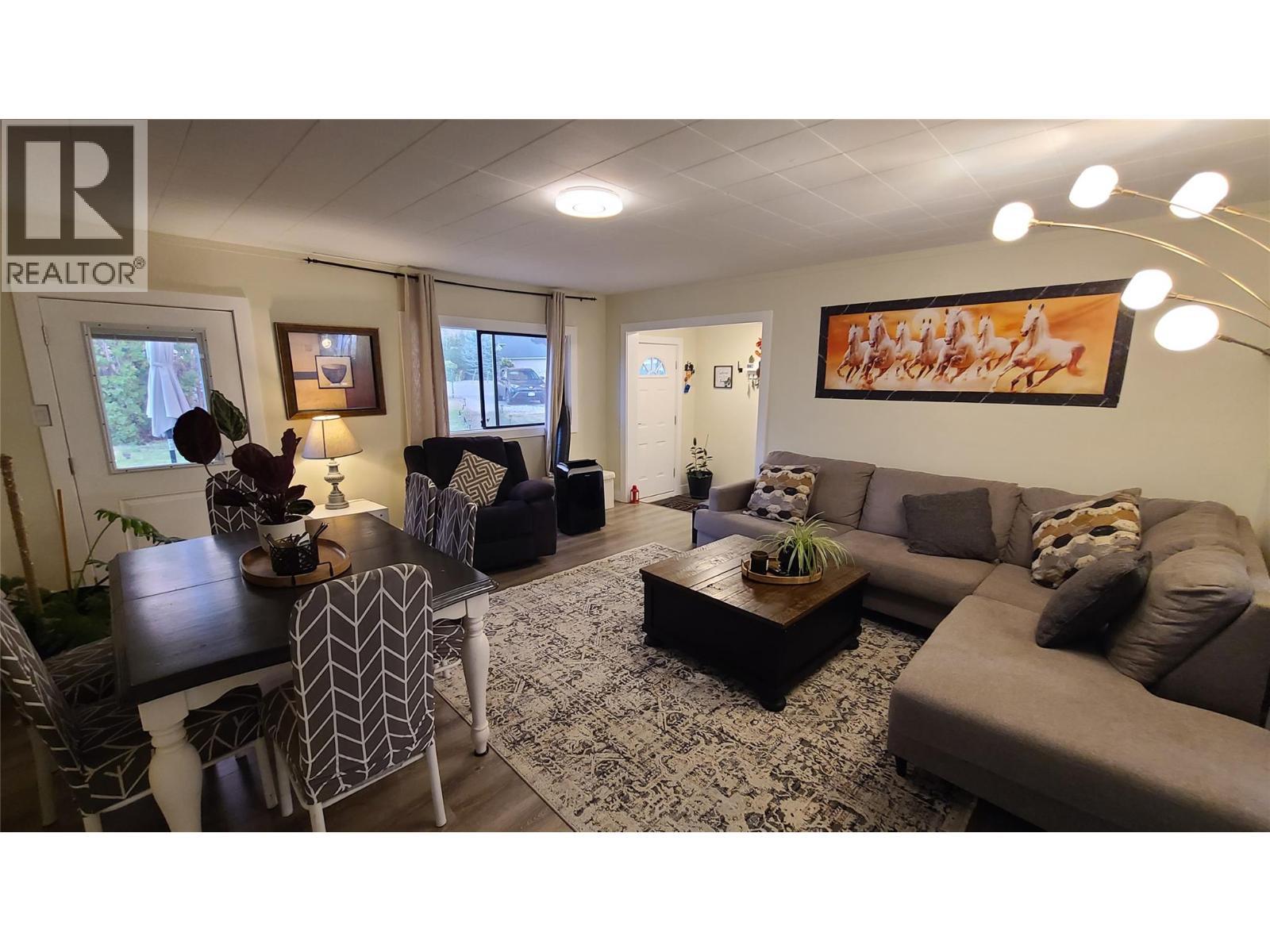 6488 Wolfcub Place, Oliver, BC - Indoor Photo Showing Living Room