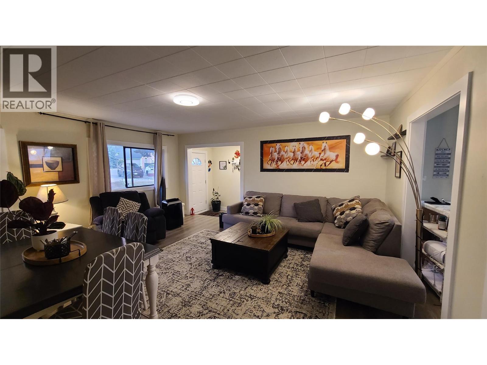 6488 Wolfcub Place, Oliver, BC - Indoor Photo Showing Living Room