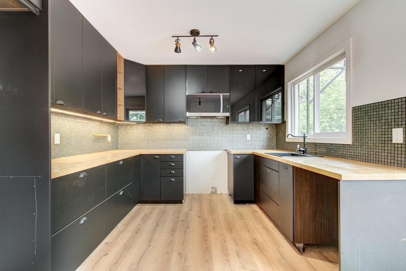 Cuisine - 24 Place Gabriel, Candiac, QC - Indoor Photo Showing Kitchen With Upgraded Kitchen
