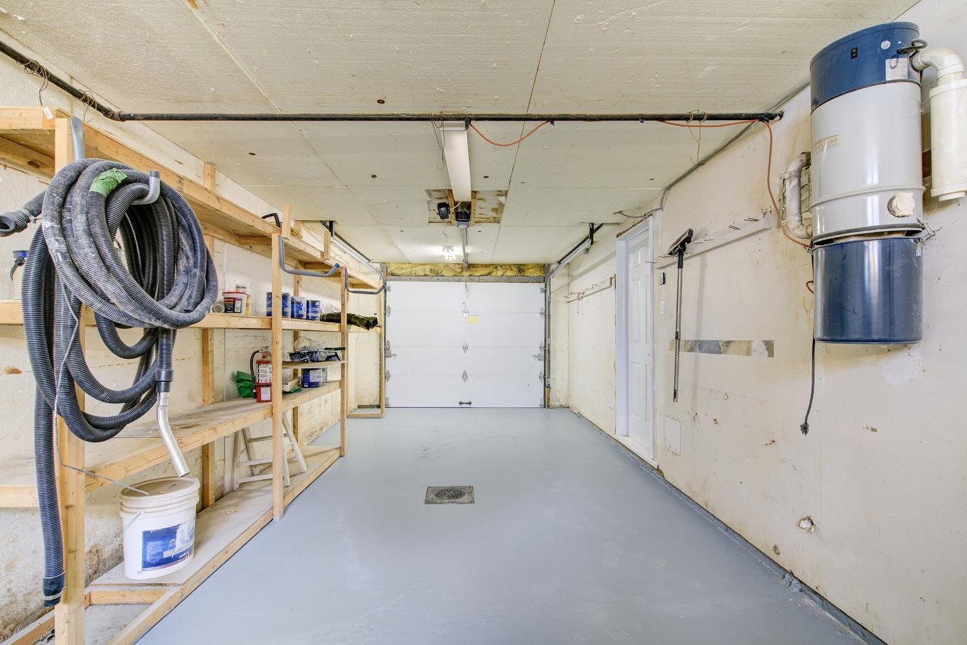 Garage - 24 Place Gabriel, Candiac, QC - Indoor Photo Showing Garage