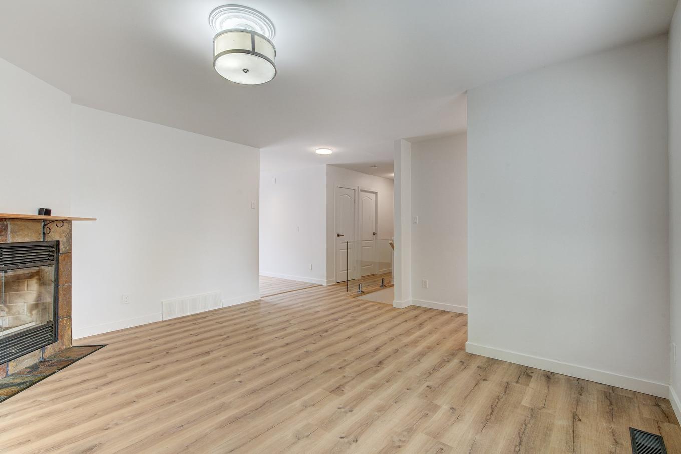 Salon - 24 Place Gabriel, Candiac, QC - Indoor With Fireplace