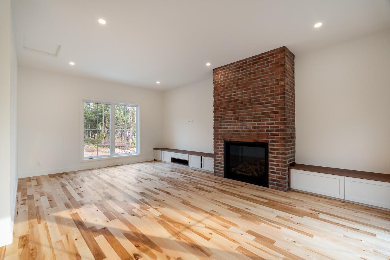 Living room - 7 Ch. Du Bruant, Lac-Beauport, QC - Indoor Photo Showing Other Room With Fireplace