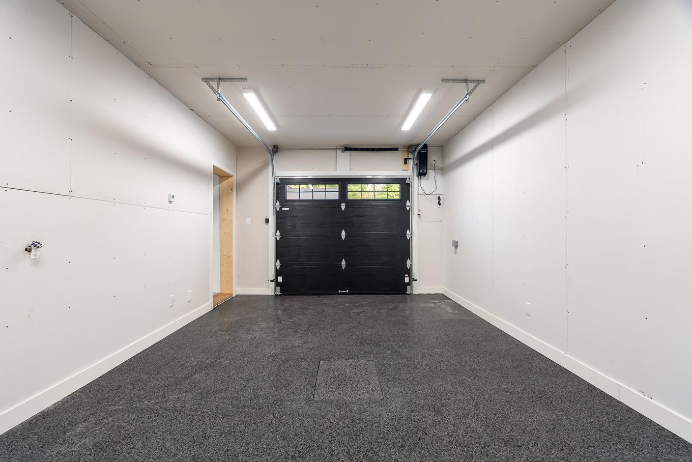 Garage - 7 Ch. Du Bruant, Lac-Beauport, QC - Indoor Photo Showing Garage