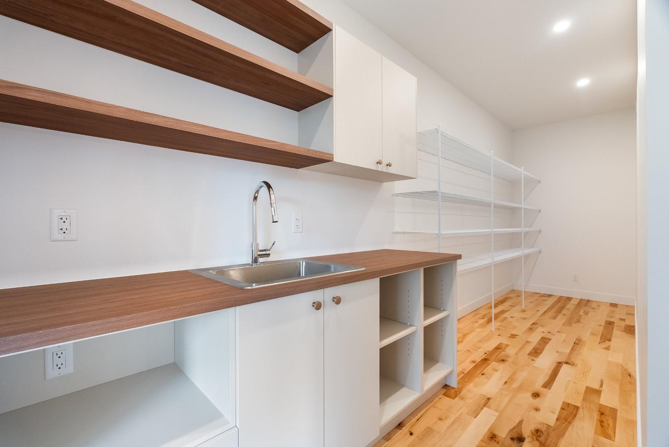 Walk-in closet - 7 Ch. Du Bruant, Lac-Beauport, QC - Indoor