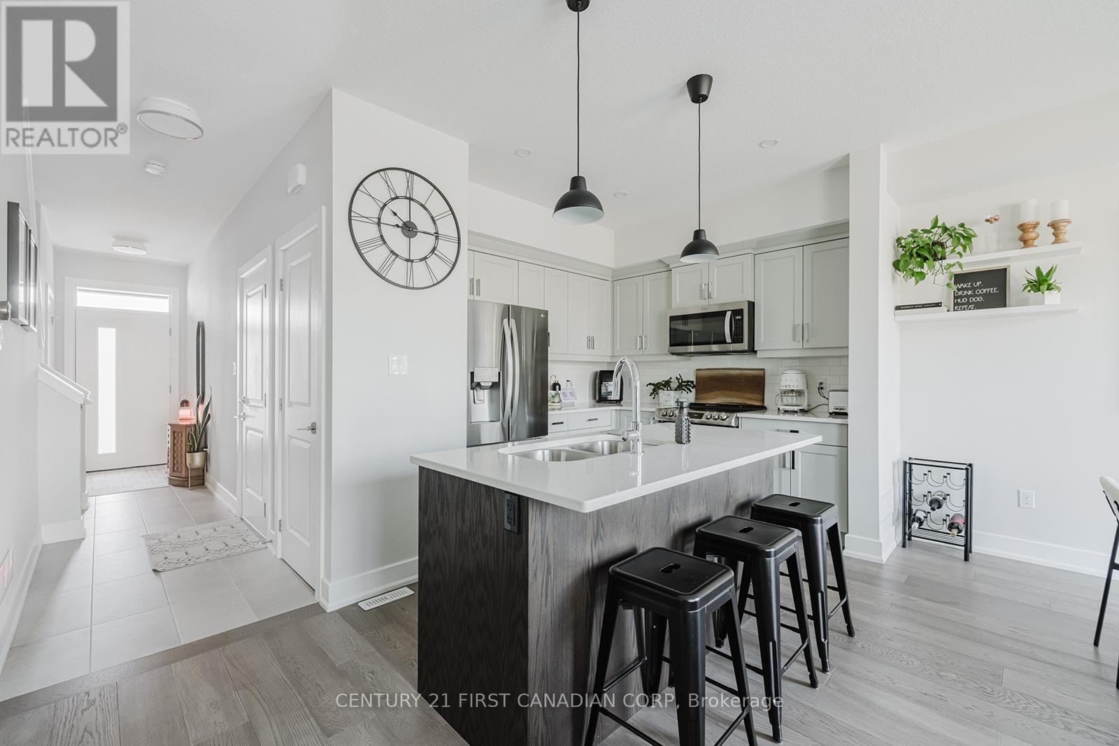 9 - 601 Lions Park Drive, Strathroy-Caradoc (Mount Brydges), ON - Indoor Photo Showing Kitchen With Upgraded Kitchen