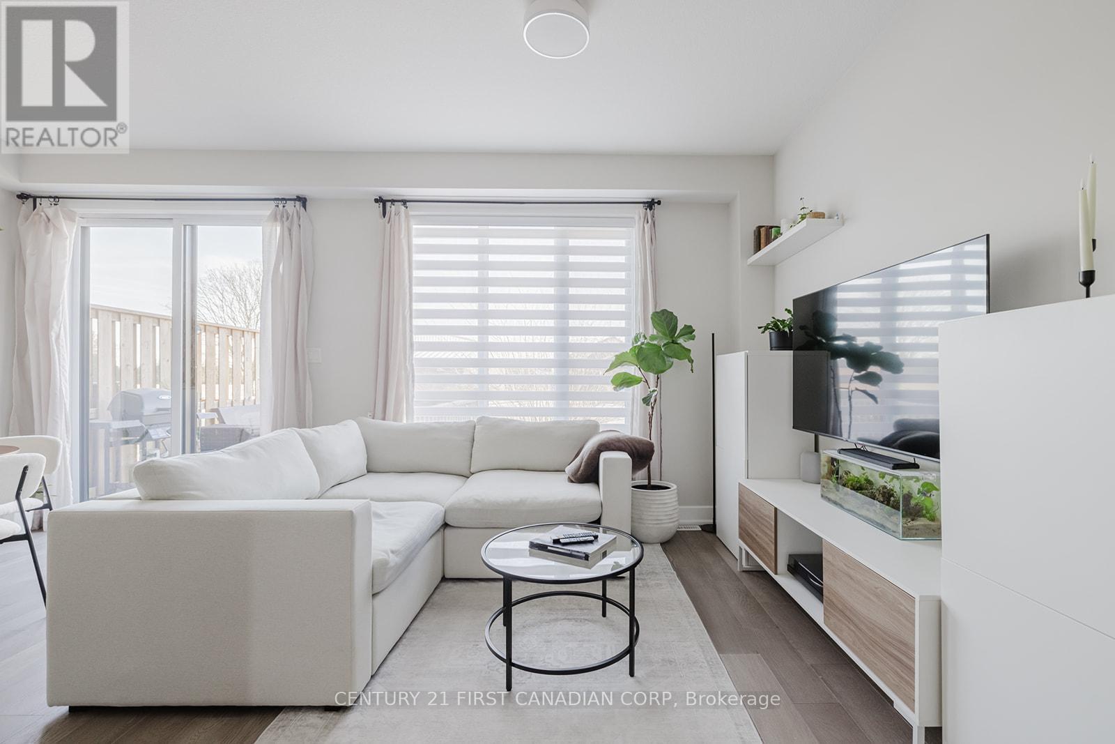 9 - 601 Lions Park Drive, Strathroy-Caradoc (Mount Brydges), ON - Indoor Photo Showing Living Room
