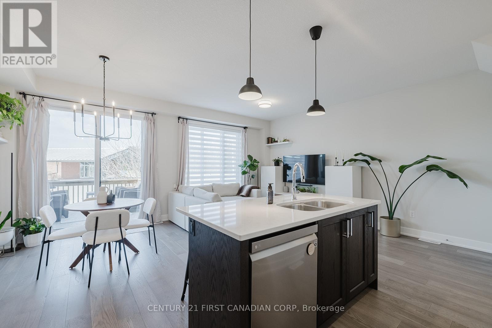 9 - 601 Lions Park Drive, Strathroy-Caradoc (Mount Brydges), ON - Indoor Photo Showing Kitchen With Double Sink