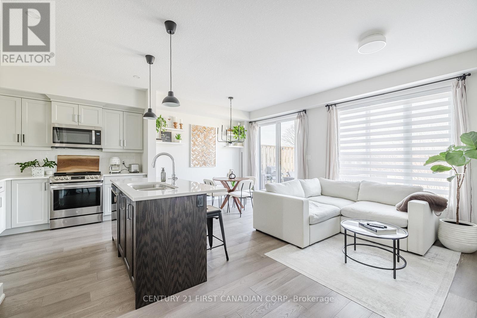9 - 601 Lions Park Drive, Strathroy-Caradoc (Mount Brydges), ON - Indoor Photo Showing Kitchen With Upgraded Kitchen