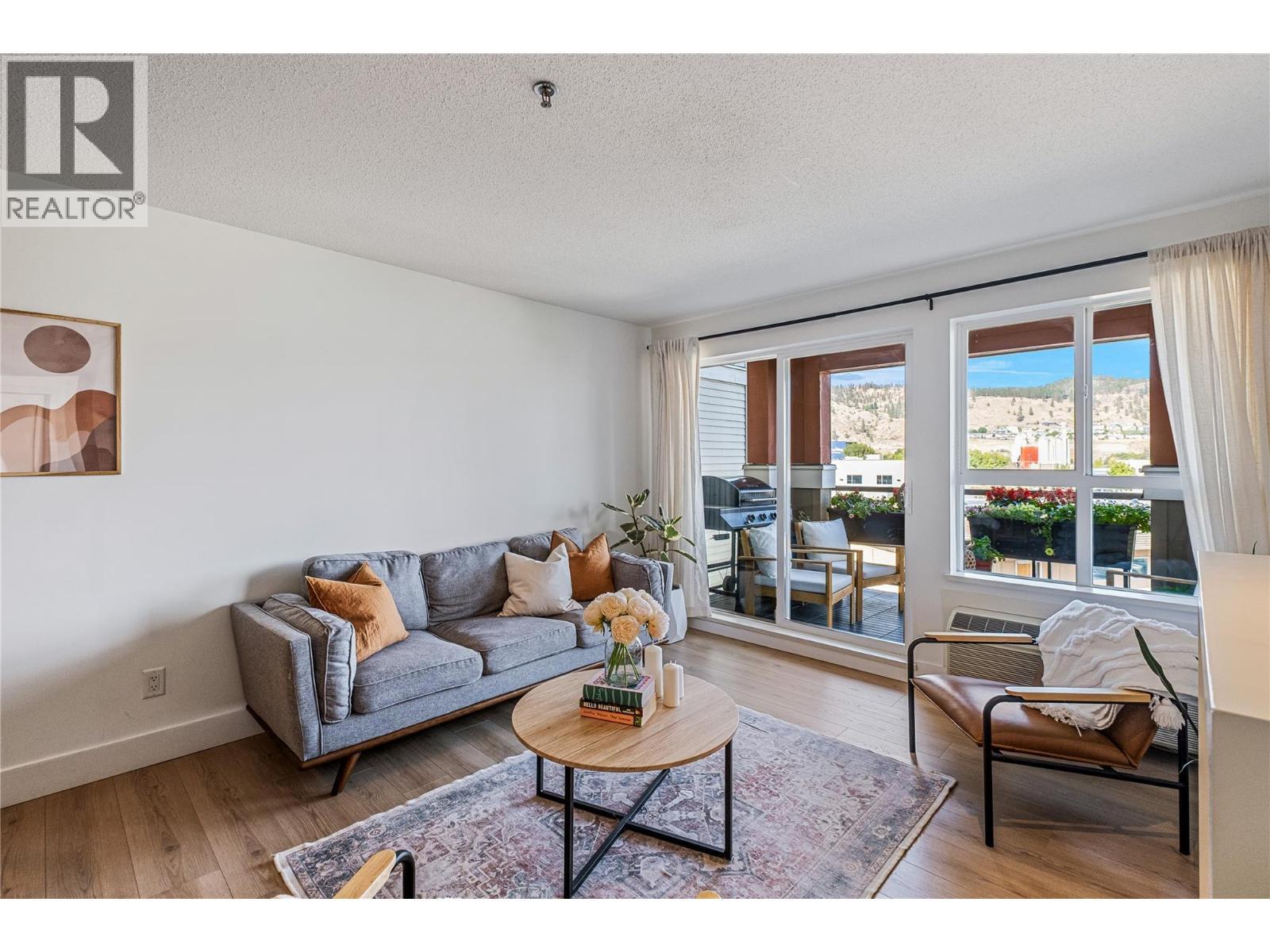 1093 Sunset Drive Unit# 307, Kelowna, BC - Indoor Photo Showing Living Room