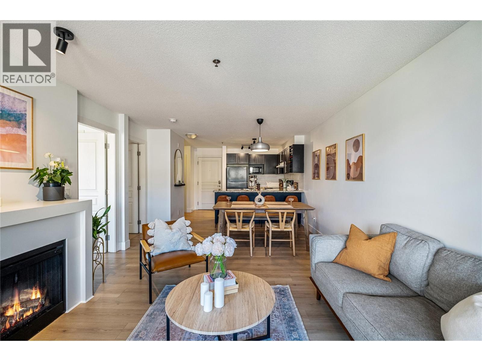1093 Sunset Drive Unit# 307, Kelowna, BC - Indoor Photo Showing Living Room With Fireplace