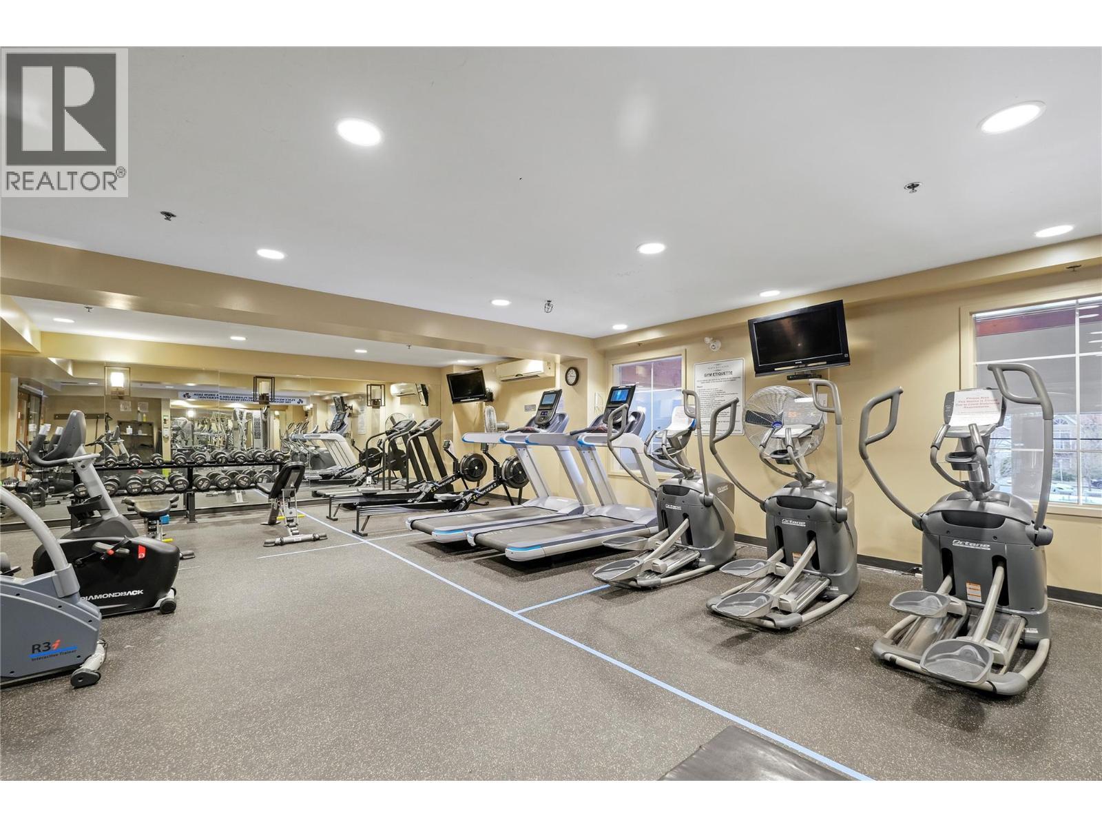 Fitness Facility - 1093 Sunset Drive Unit# 307, Kelowna, BC - Indoor Photo Showing Gym Room