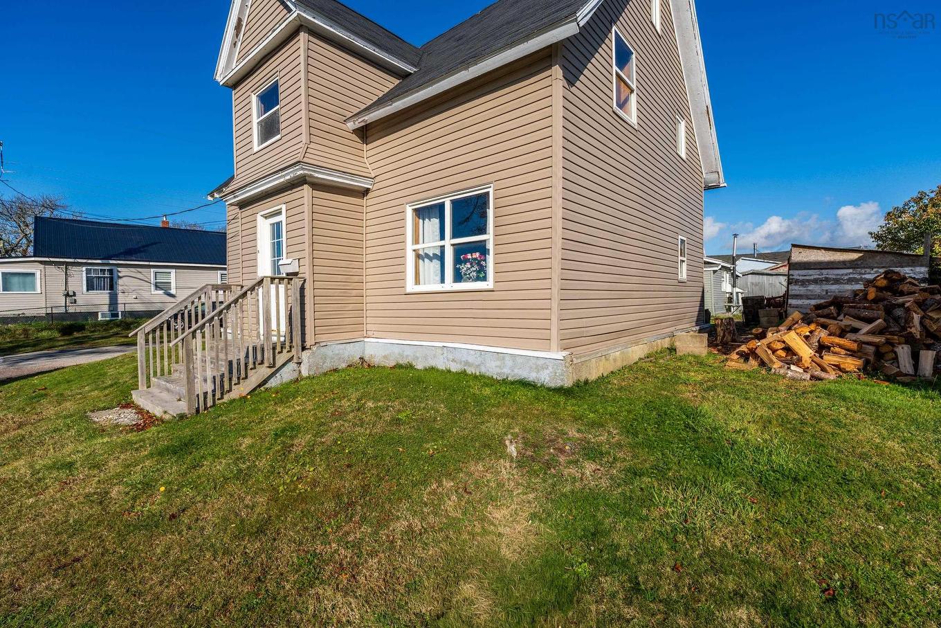 16 Commercial Street, Yarmouth, NS