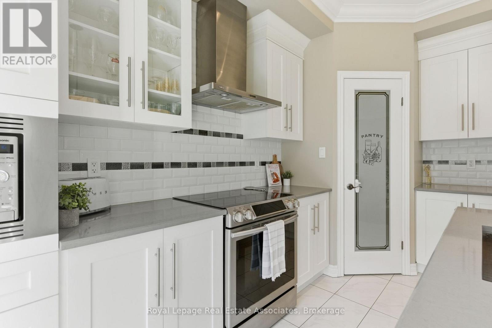 20 - 421 Kitty Murray Lane, Hamilton, ON - Indoor Photo Showing Kitchen
