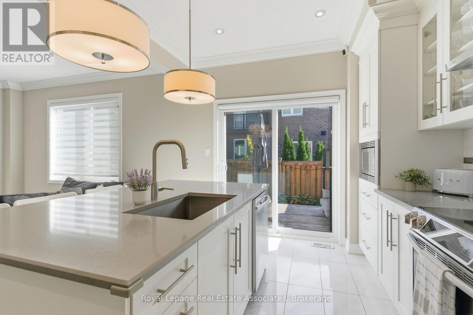 20 - 421 Kitty Murray Lane, Hamilton, ON - Indoor Photo Showing Kitchen With Upgraded Kitchen