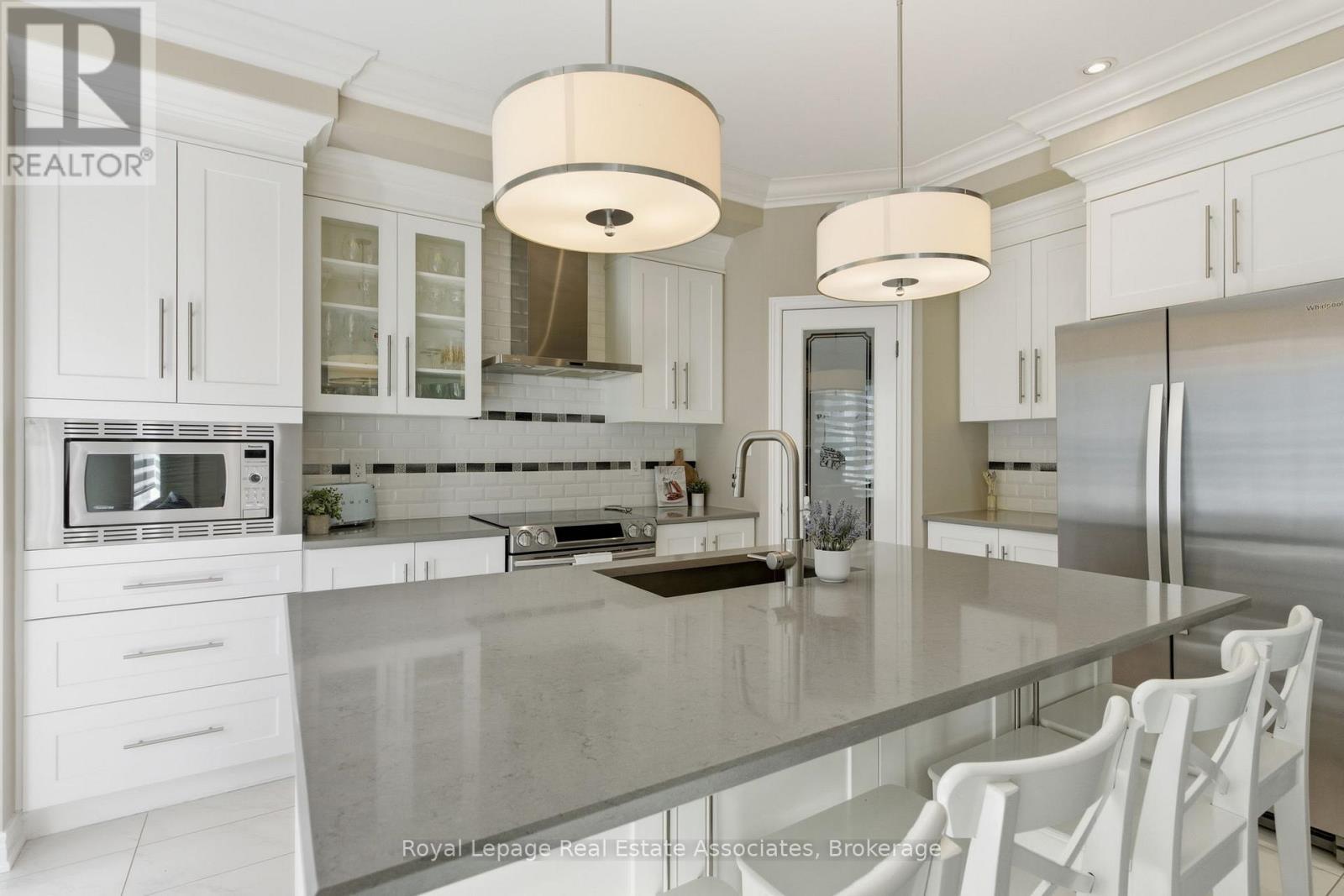 20 - 421 Kitty Murray Lane, Hamilton, ON - Indoor Photo Showing Kitchen With Upgraded Kitchen