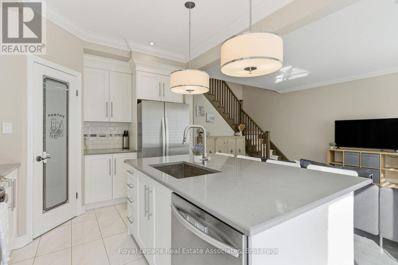 20 - 421 Kitty Murray Lane, Hamilton, ON - Indoor Photo Showing Kitchen With Upgraded Kitchen