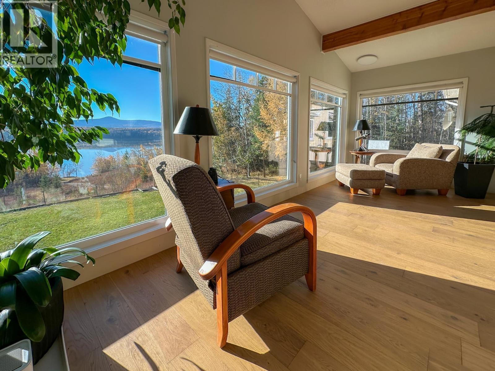 8137 Sinkut Lake Road, Vanderhoof, BC - Indoor Photo Showing Living Room