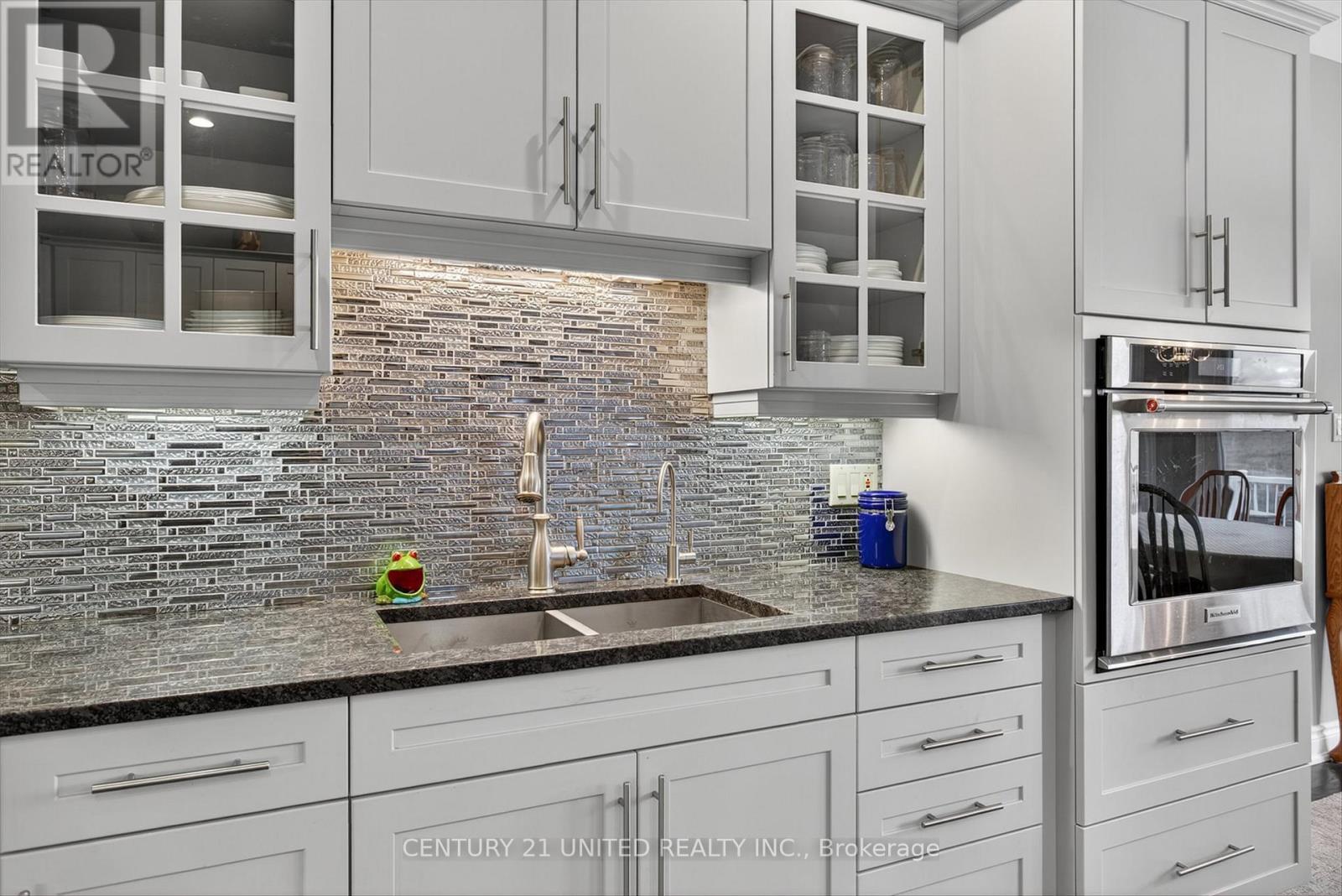 1599 Moore Drive, Cavan Monaghan (Cavan Twp), ON - Indoor Photo Showing Kitchen With Double Sink With Upgraded Kitchen