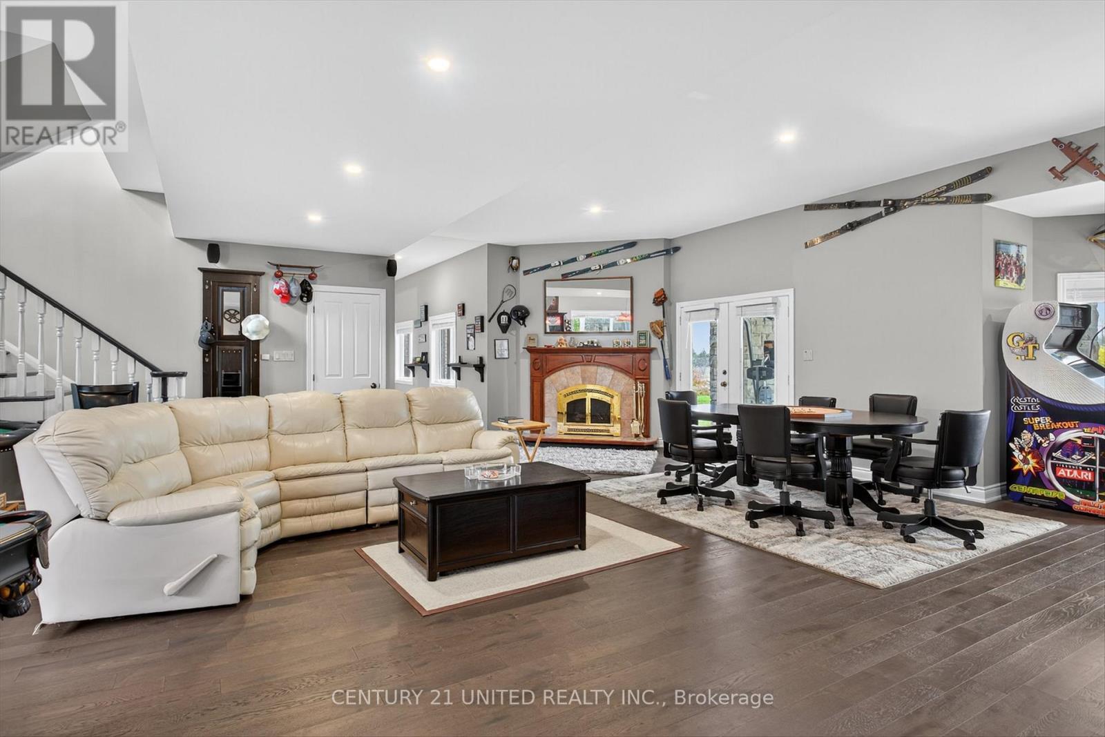 1599 Moore Drive, Cavan Monaghan (Cavan Twp), ON - Indoor Photo Showing Living Room With Fireplace