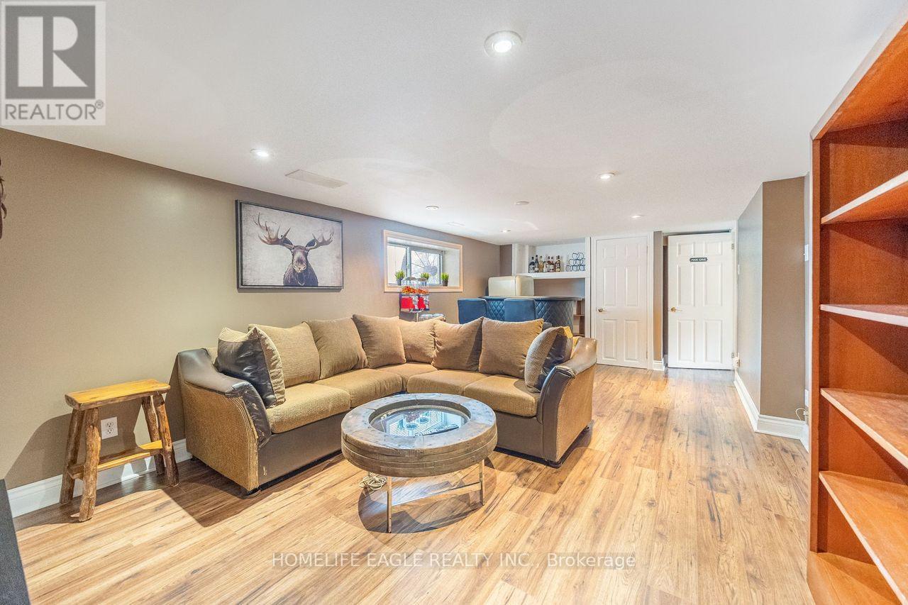19280 Dufferin Street, King, ON - Indoor Photo Showing Living Room