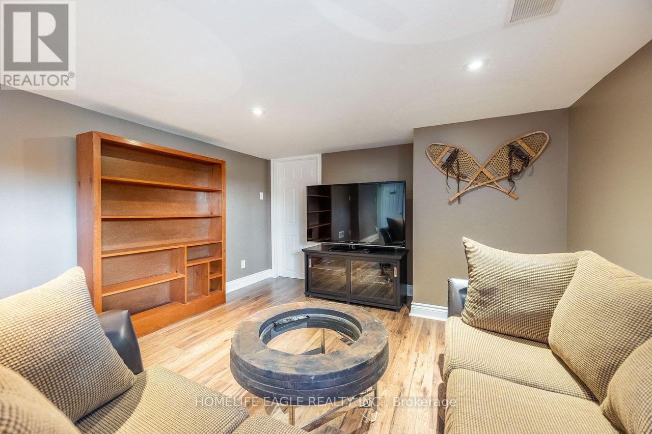 19280 Dufferin Street, King, ON - Indoor Photo Showing Living Room