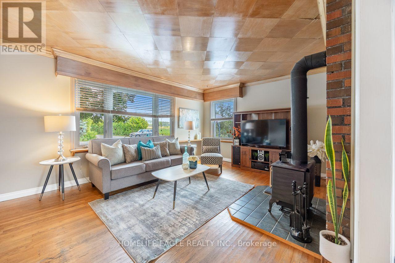 19280 Dufferin Street, King, ON - Indoor Photo Showing Living Room