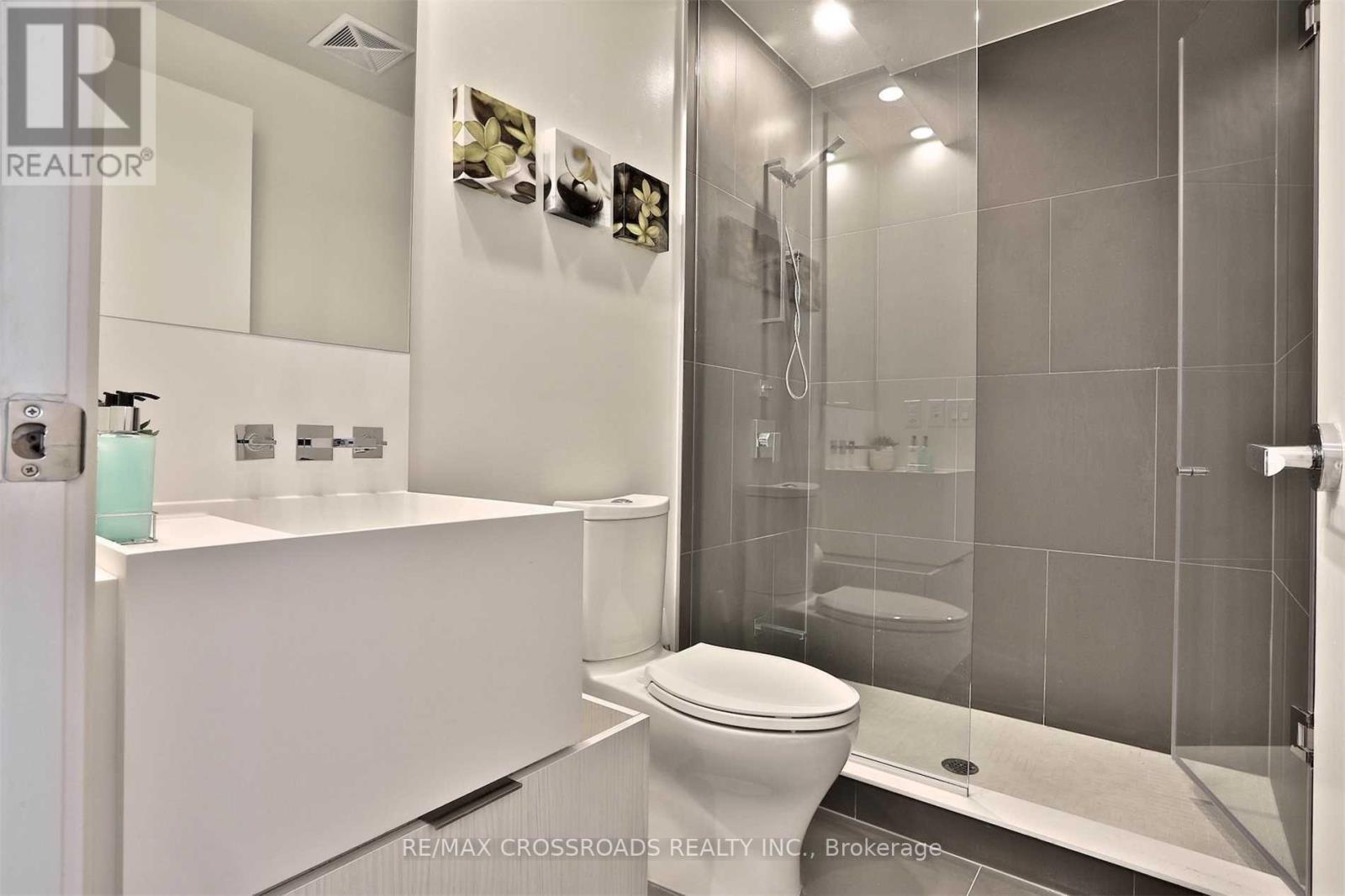 2nd Bath Stand Shower - 5010 - 1 Bloor Street E, Toronto, ON - Indoor Photo Showing Bathroom