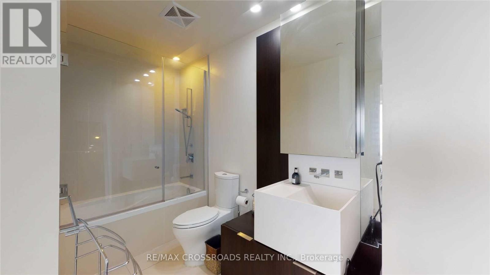 Primary Ensuite - 5010 - 1 Bloor Street E, Toronto, ON - Indoor