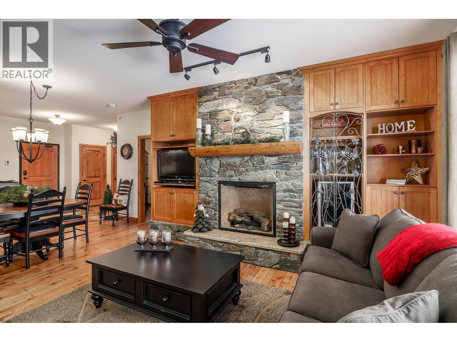 7700 Porcupine Road Unit# 4-602, Big White, BC - Indoor Photo Showing Living Room With Fireplace