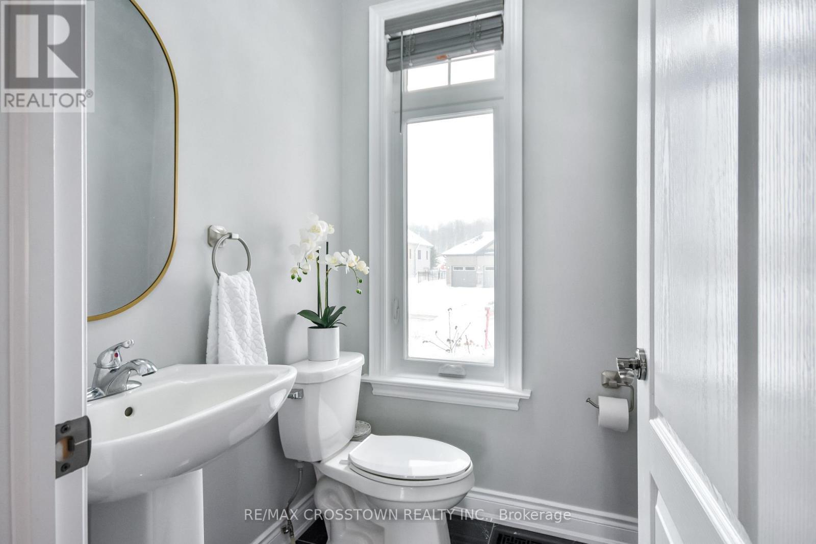 22 Stewart Crescent, Essa, ON - Indoor Photo Showing Bathroom