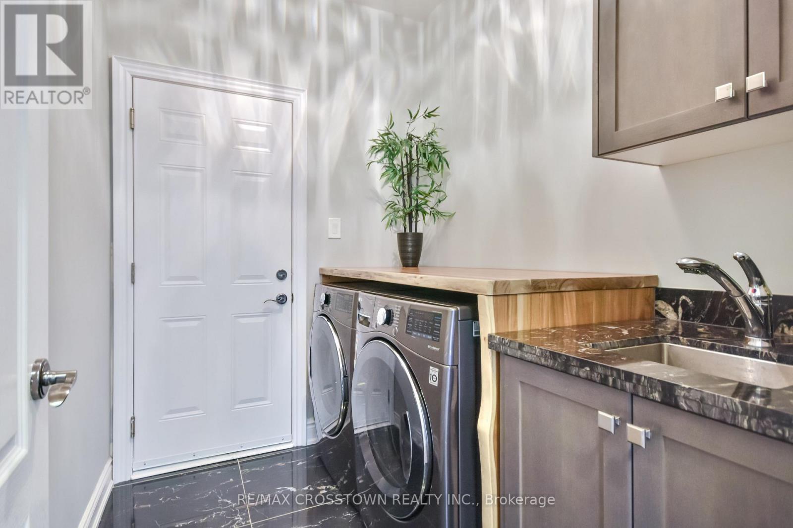 22 Stewart Crescent, Essa, ON - Indoor Photo Showing Laundry Room
