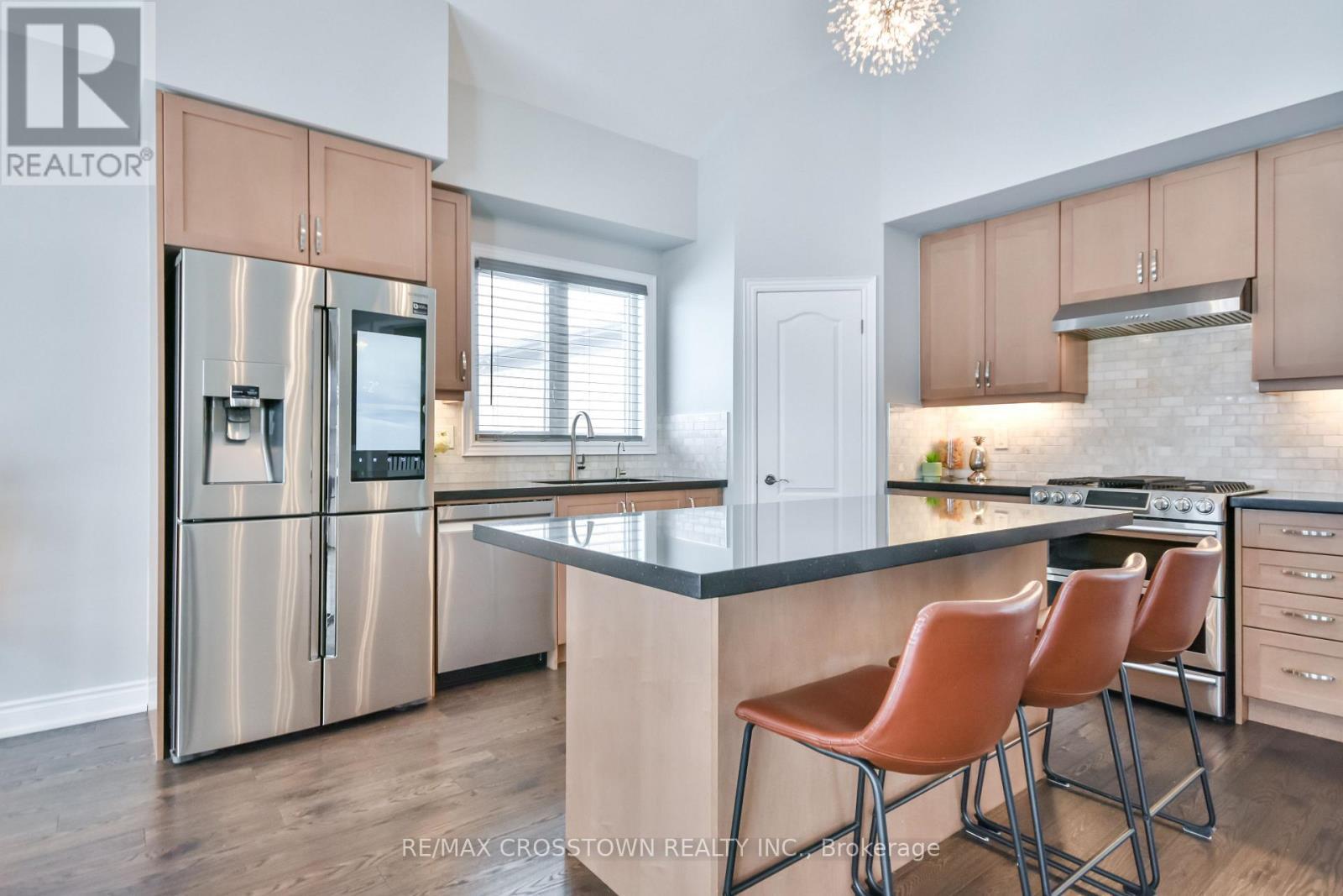 22 Stewart Crescent, Essa, ON - Indoor Photo Showing Kitchen With Upgraded Kitchen