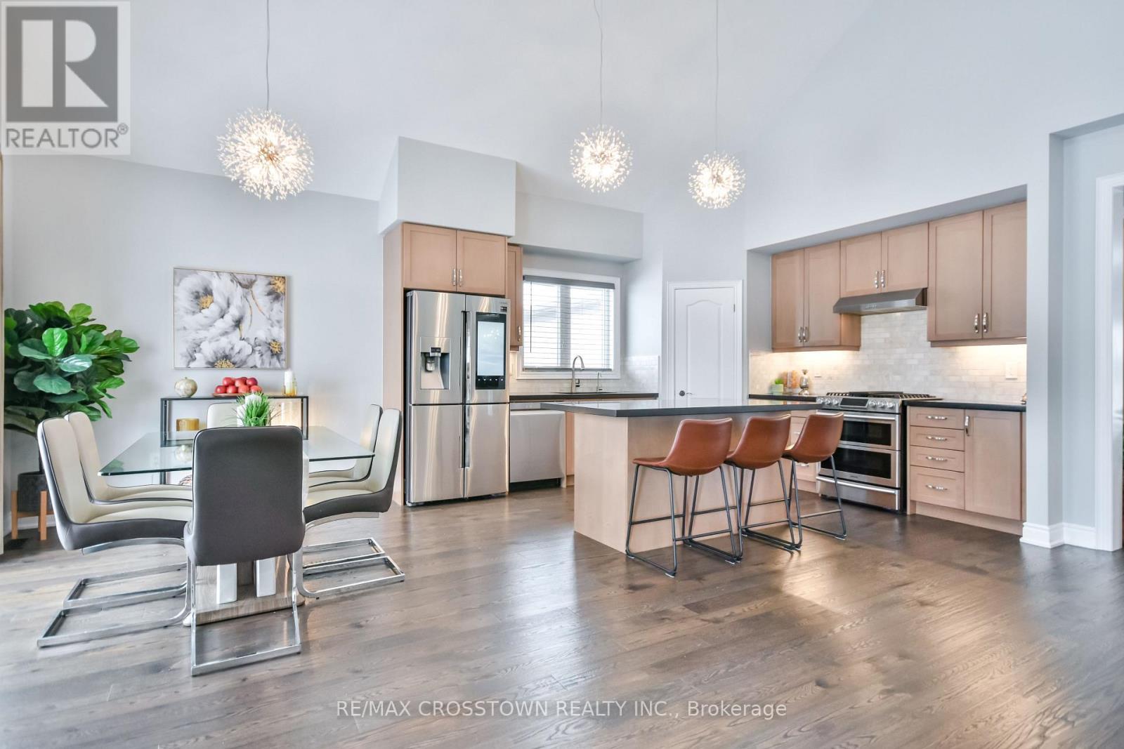22 Stewart Crescent, Essa, ON - Indoor Photo Showing Kitchen With Upgraded Kitchen