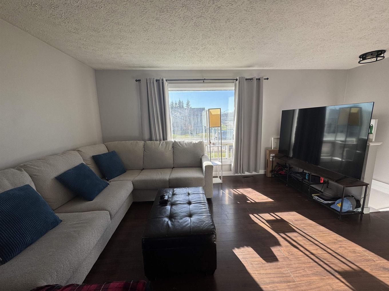 25 Brooks Street, Manitouwadge, ON - Indoor Photo Showing Living Room