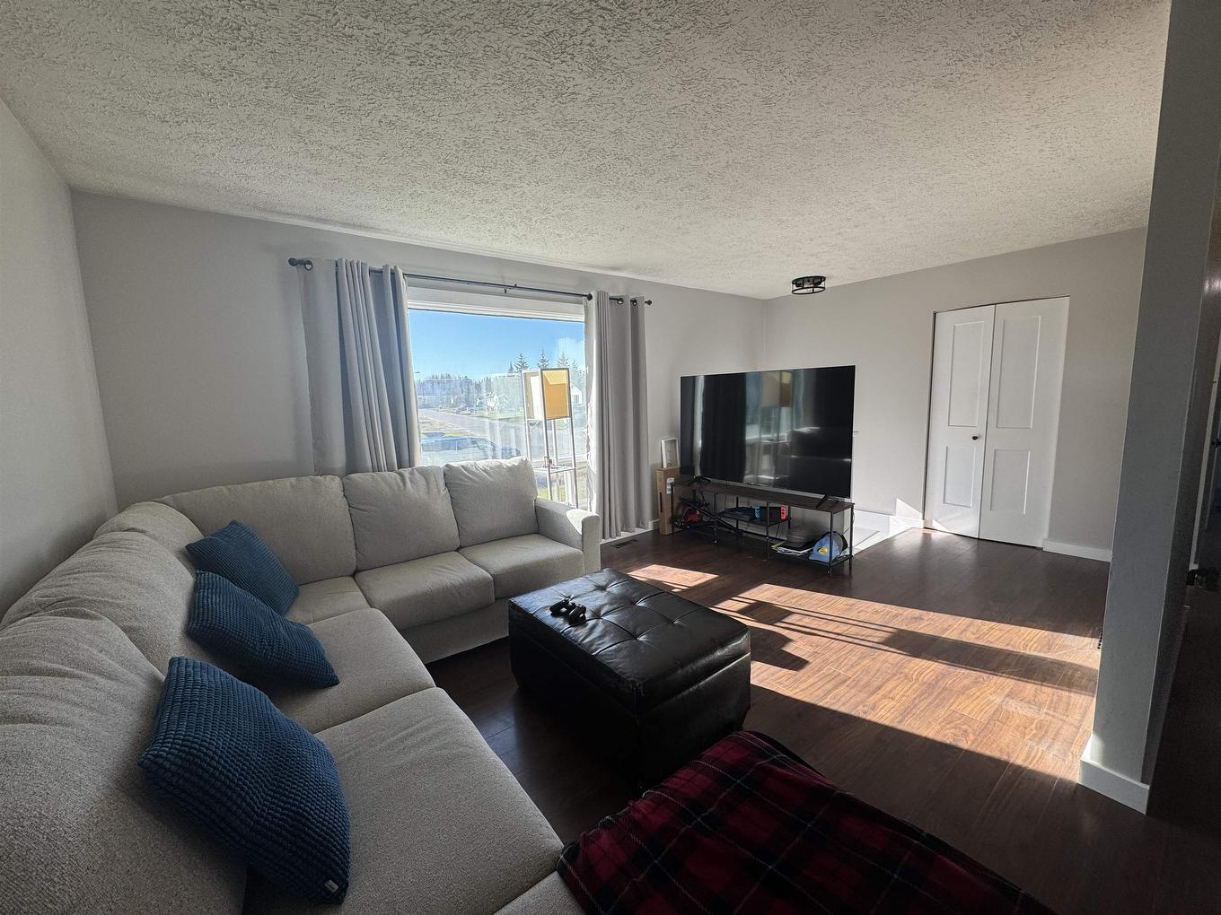 25 Brooks Street, Manitouwadge, ON - Indoor Photo Showing Living Room