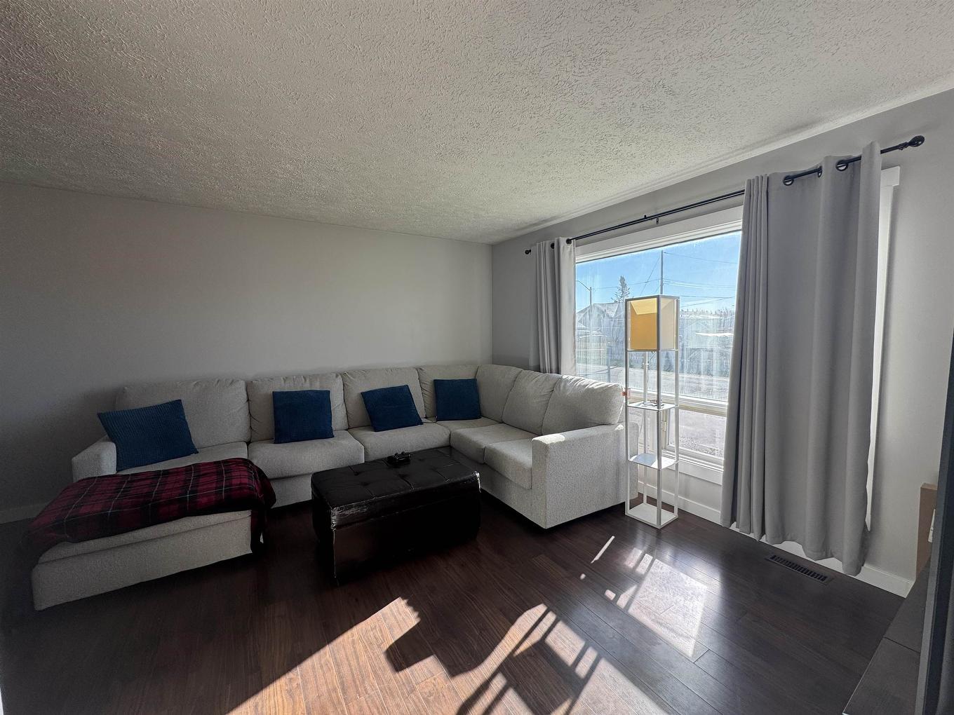 25 Brooks Street, Manitouwadge, ON - Indoor Photo Showing Living Room