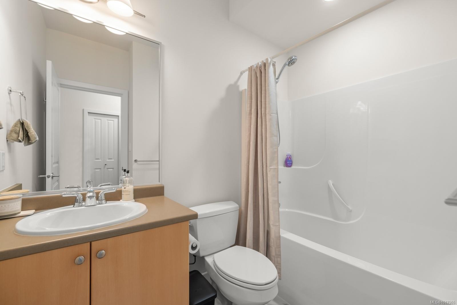 407C-1115 Craigflower Rd, Esquimalt, BC - Indoor Photo Showing Bathroom