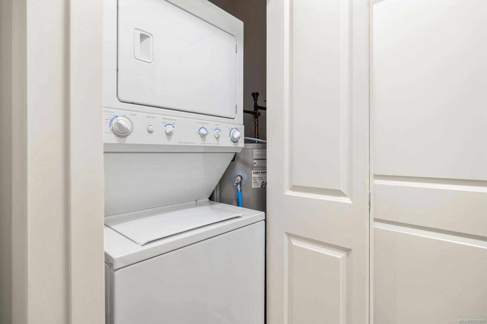 407C-1115 Craigflower Rd, Esquimalt, BC - Indoor Photo Showing Laundry Room