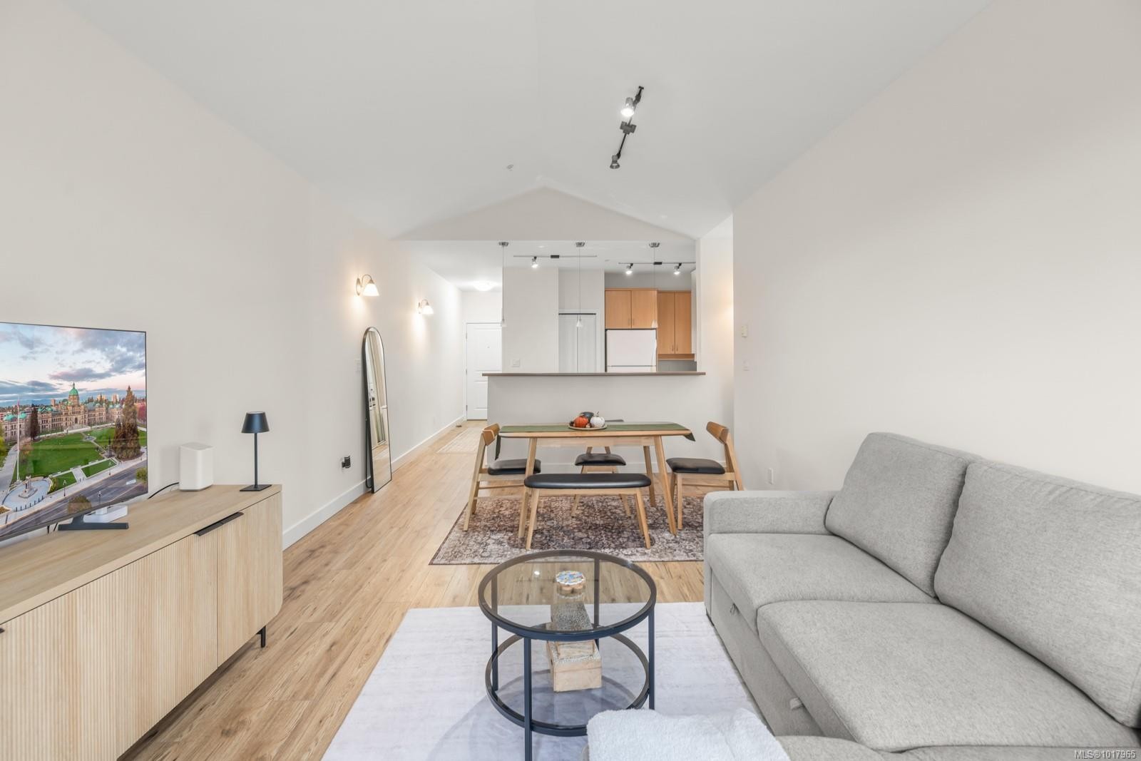 407C-1115 Craigflower Rd, Esquimalt, BC - Indoor Photo Showing Living Room