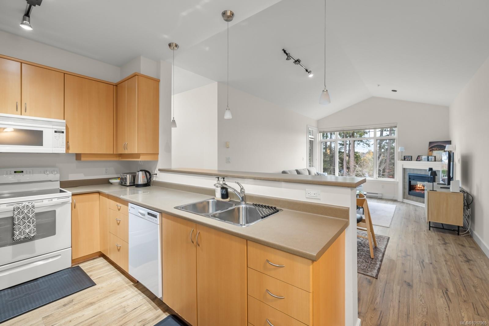 407C-1115 Craigflower Rd, Esquimalt, BC - Indoor Photo Showing Kitchen With Double Sink