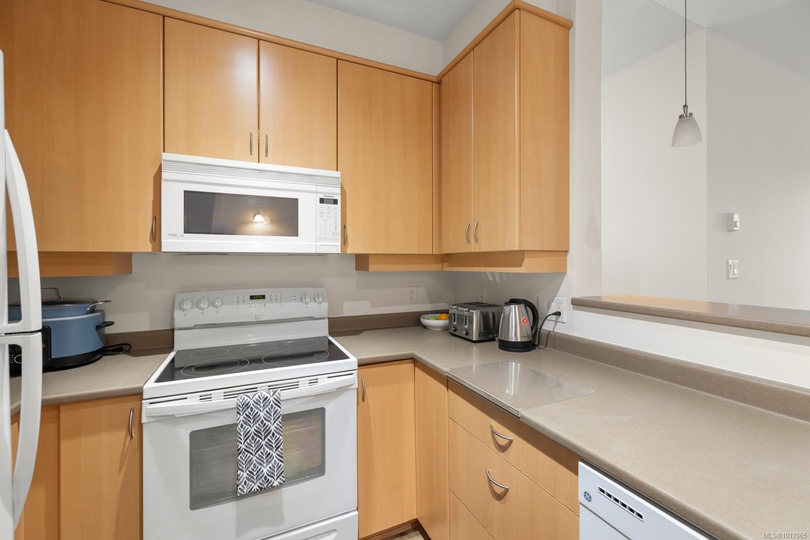 407C-1115 Craigflower Rd, Esquimalt, BC - Indoor Photo Showing Kitchen