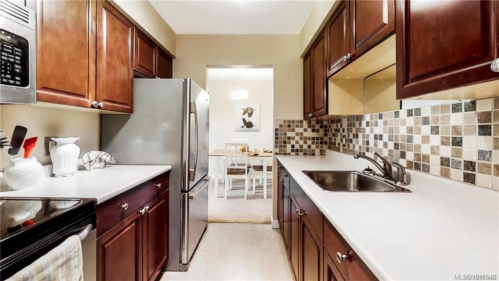 303-1597 Midgard Ave, Saanich, BC - Indoor Photo Showing Kitchen