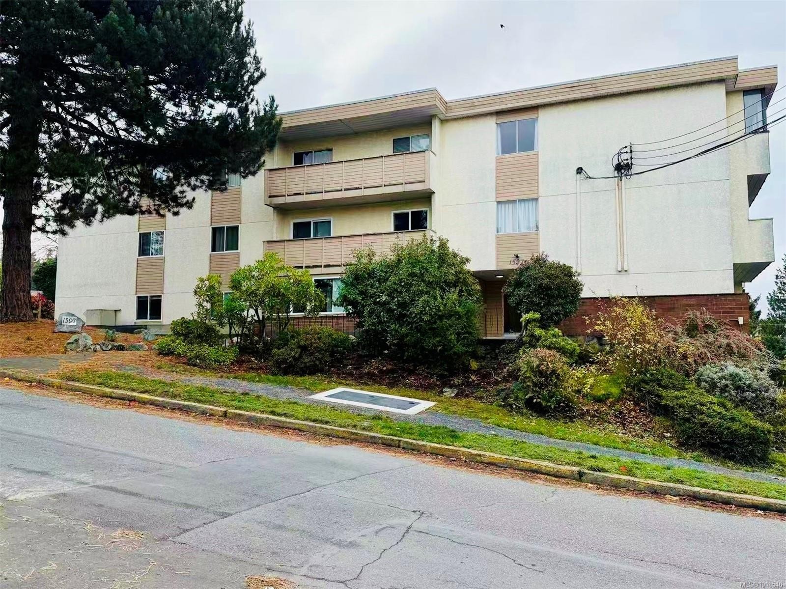 303-1597 Midgard Ave, Saanich, BC - Outdoor