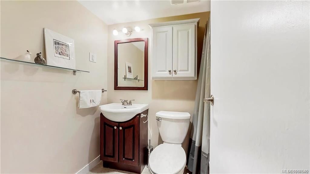 303-1597 Midgard Ave, Saanich, BC - Indoor Photo Showing Bathroom