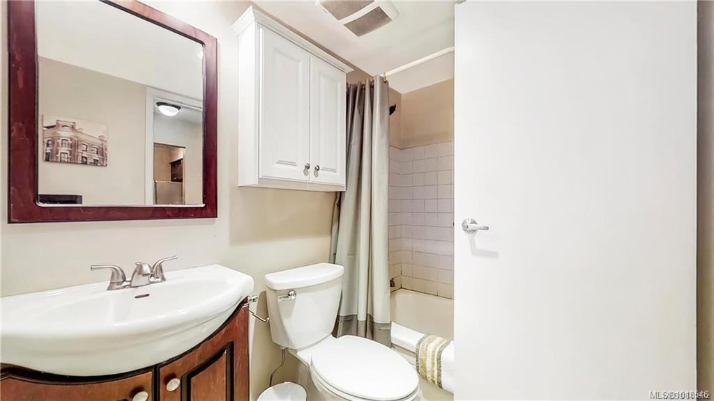 303-1597 Midgard Ave, Saanich, BC - Indoor Photo Showing Bathroom