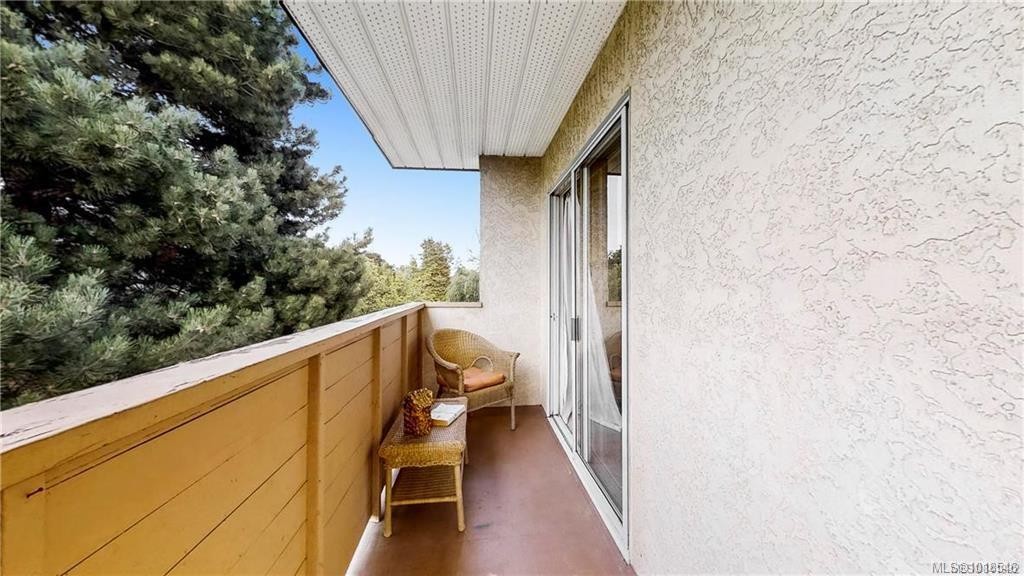 303-1597 Midgard Ave, Saanich, BC - Outdoor